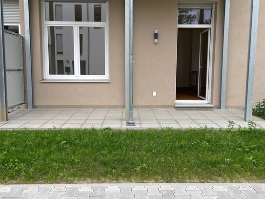 Helle Neubau-Wohnung mit Echtholzparkett, Einbauküche, großer Terrasse und TG-Stellplatz