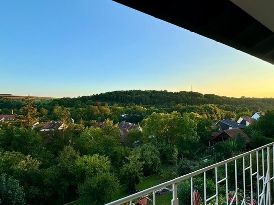 Sonnige Südlage - Fernblick - neu renoviert - Balkon - offener Wohn- & Essbereich