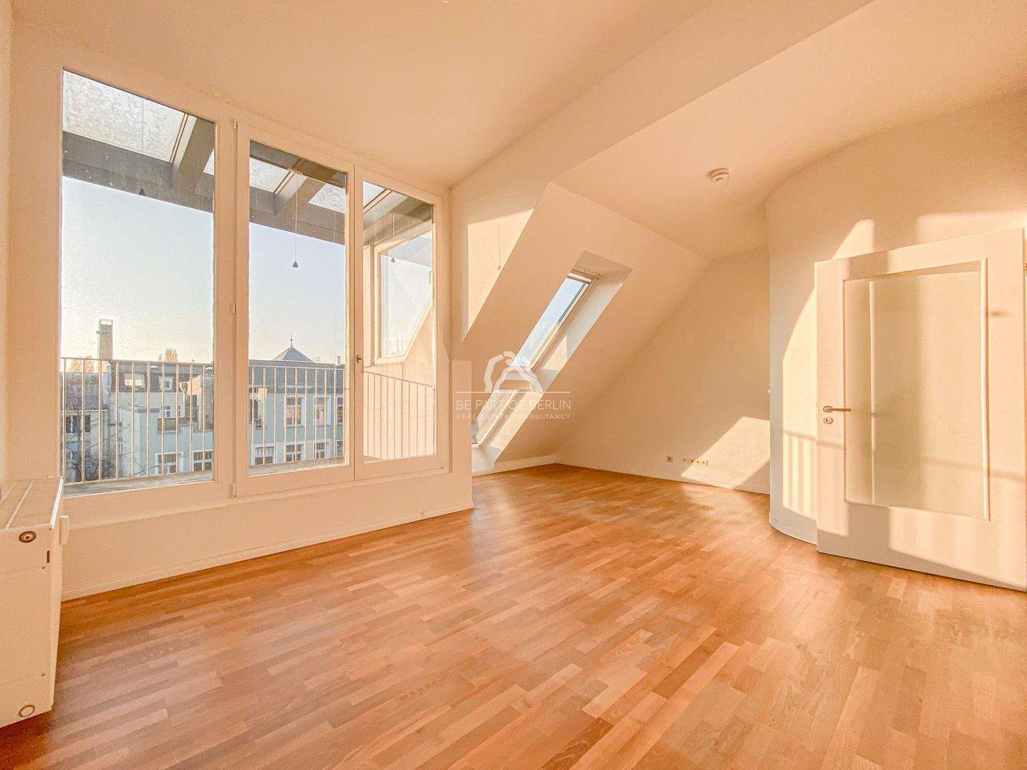 FANTASTISCH! LICHTDURCHFLUTETE DACHGESCHOSSWOHNUNG MIT WESTBALKON UND AUFZUG! PROVISIONSFREI!