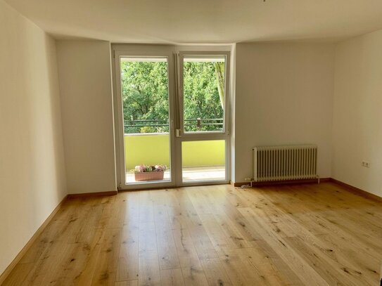 Familienfreundliche 3-Zimmer-Wohnung mit Blick auf den Entensee + Balkon, Garage & Aufzug