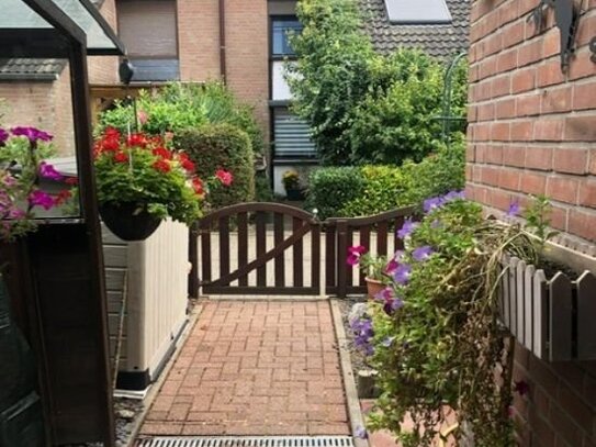 Gepflegtes Einfam.-Haus mit Wintergarten, Terrasse, Garten und Garage