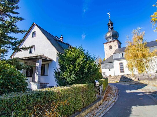 Gepflegtes Einfamilienhaus mit Garage in idyllischer Lage