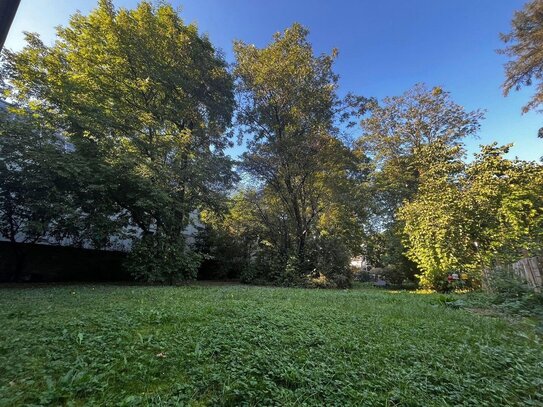 Schöne, zentral gelegene 4-Zimmer-Mansardenwohnung mit ca. 300 m² Gartenanteil