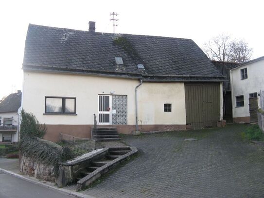 Einfamilienhaus mit Nebengebäuden sucht neuen Eigentümer mit Gestaltungsideen