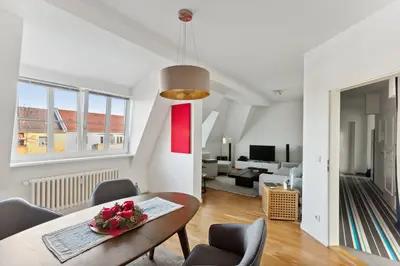 OWNR: Einziehen und Wohlfühlen - Renoviert und mit Küche! Lichtdurchflutete Altbau-Endetagenwohnung