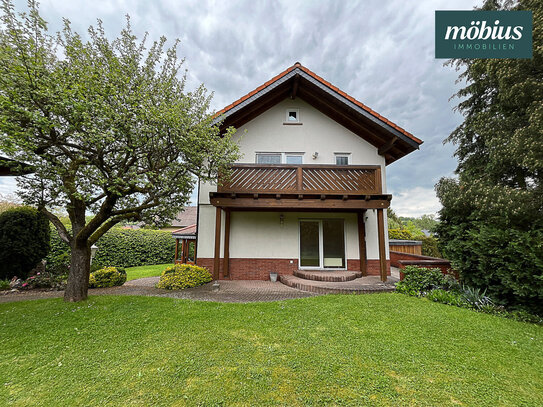 Gepflegtes Einfamilienhaus mit Garten und großem Carport