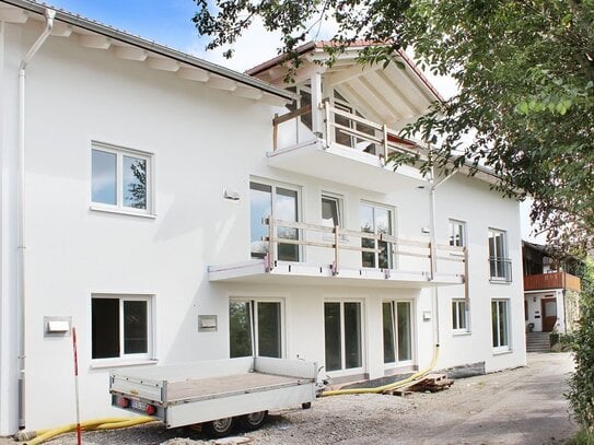 Geschmackvoller Neubau – sonnige 82 m2 große 3-Zimmer Wohnung mit Balkon in Halfing