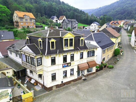 Tradition und Moderne in perfekter Harmonie: Charakteristisches Wohn- und Geschäftshaus im Herzen von Schwarzburg