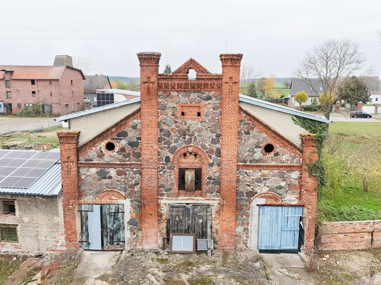 Hofstelle mit imposanter Kirchenscheune und Elbblick