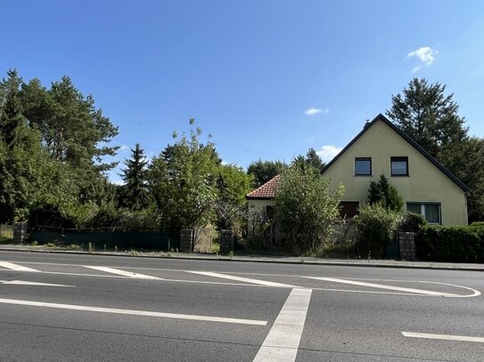 Auktion - Vertragsfreie Doppelhaushälfte mit großem Grundstück und Doppelgarage in Mühlenbeck