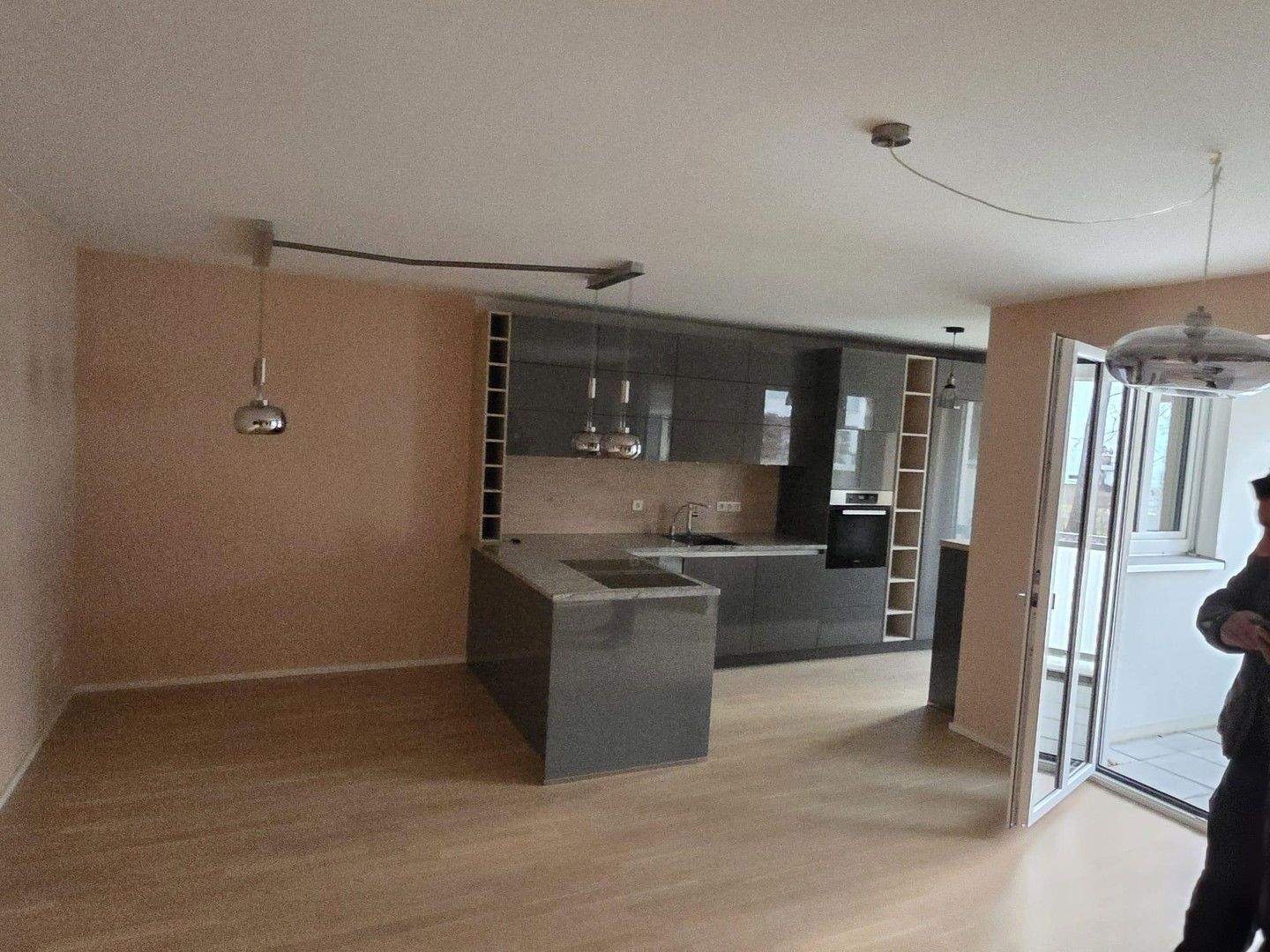 Schöne helle 3 Zimmer Wohnung Teilmöbliert