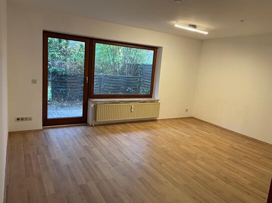 Gut geschnittene 2 Zimmer Wohnung mit Terrasse und Gartennutzung inkl. PKW Stellplatz