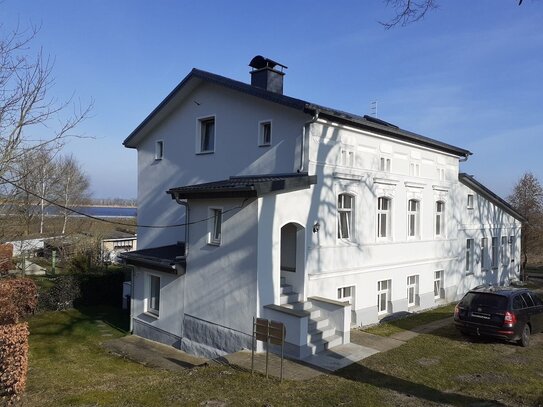 Mehrfamilienhaus am Stadtrand mit vier Wohnungen und Entwicklungspotential.