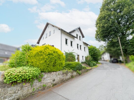 Großes Haus mit Doppelgarage in schöner Lage von Weißenbrunn vorm Wald! Für Renovierer!