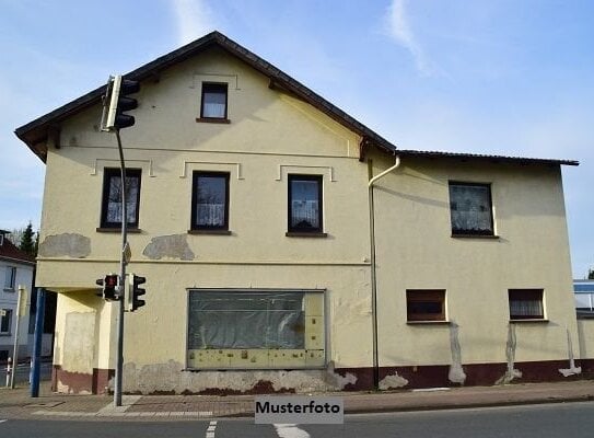 Ehem. Wohn- und Geschäftshaus mit Verbindungsbau und Garage