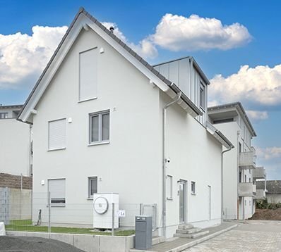 Neubau: Freistehendes Energieeffizienzhaus mit moderner Luft-Wasser-Wärmepumpe, Fußbodenheizung & Keller mit ca. 54 m²