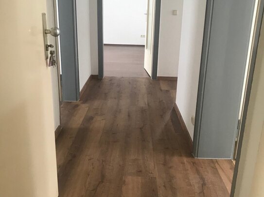 Fast noch Hof! Trogen b. Hof - renovierte, ordentliche 3-Zimmer-Wohnung mit Balkon zu vermieten