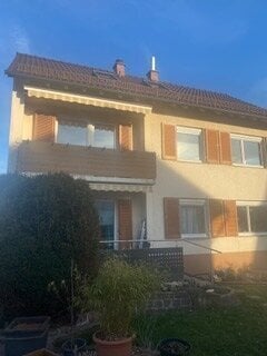 Sonnige Wohnung mit Balkon im 1. OG