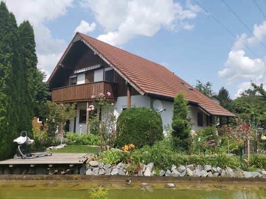 Idyllisches Schöner Wohnen: EFH mit ELW, DG, Gartensauna und Schwimmteich