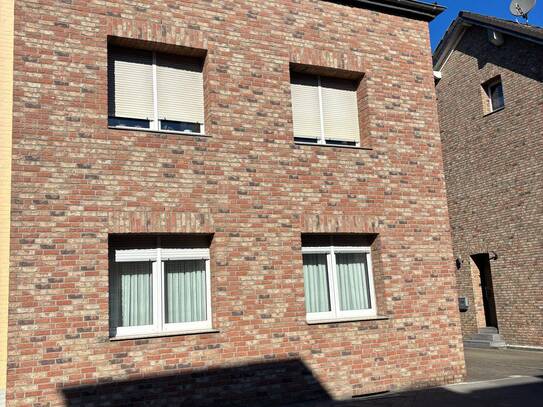 SONNENDURCHFLUTETE WOHNUNG IN GEPFLEGTEM HAUS ZU VERMIETEN