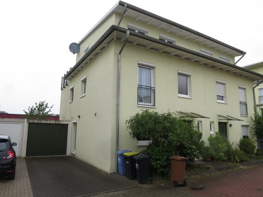 Frisch gestrichenes KfW 70-Haus, Baujahr 2010 mit Garten und großer Garage