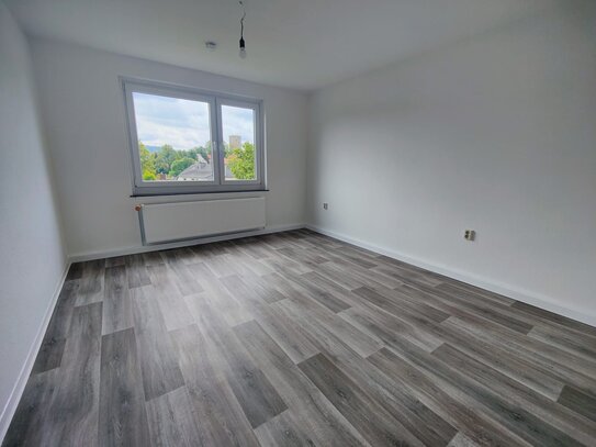 WIR RENOVIEREN FÜR SIE: Helle 3-Zimmer Erdgeschosswohnung mit Tageslichtbad und Balkon!