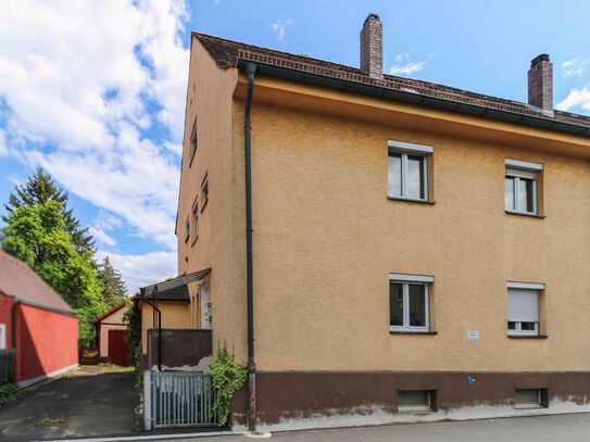 Doppelhaushälfte (Mehrparteienhaus) mit idyllischem Garten und Garage mit Sanierungsstau