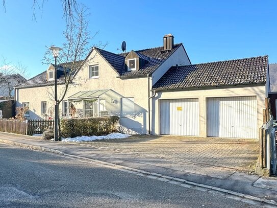 Mehrfamilienhaus in schöner Hanglage - zwei Wohnungen frei