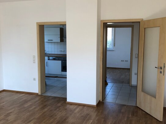 Moderne 3-Zi. Wohnung 75 qm mit EBK, Balkon, Parkett, Garage, Keller, ruhige Lage