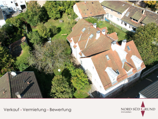 2-Familien-Stadthaus mit viel Entwicklungspotential. Ca. 340 m² Wfl. Grst. 2.209 m².