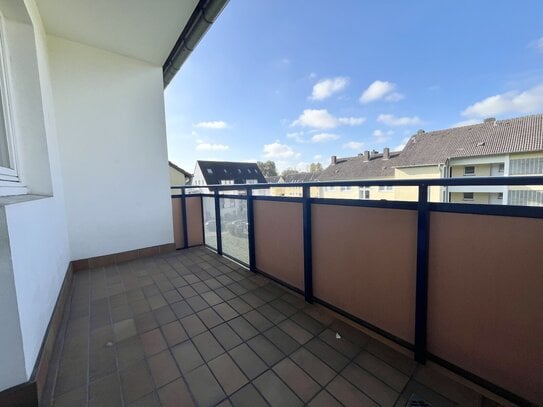 **frisch renovierte** 2-Zimmer-Wohnung mit Balkon!