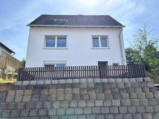 Einfamilienhaus mit ausgebautem Keller, großem, sonnigen Grundstück und Carport