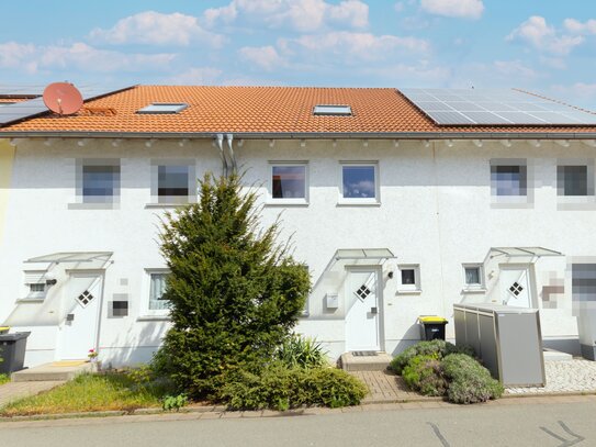 Modernes Familienleben in Magdala: Reihenmittelhaus mit grüner Oase