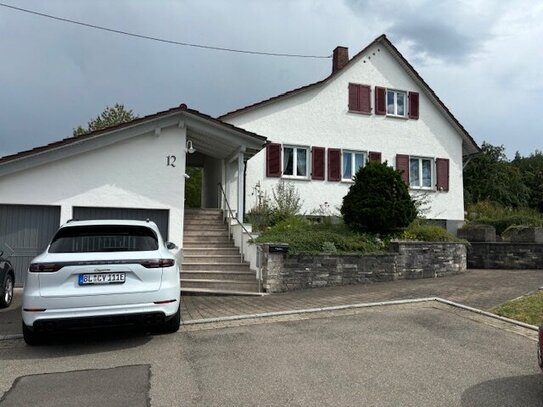 Ein schönes Einfamilienhaus in herrlicher Ortsrandlage auf 1180 m² mit Blick auf die Albkette!