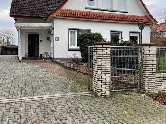 Geräumiges Ein - Zweifamilienhaus mit viel Potential !