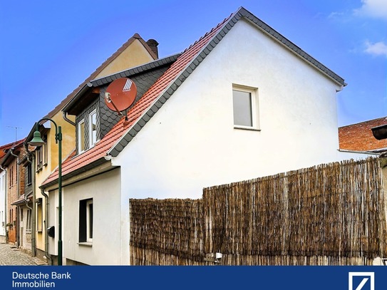 Modernes Einfamilienhaus mit Garten und Einbauküche