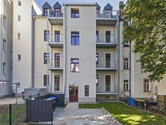 moderne Wohnung mit Balkon und EBK im stilvollen Altbau