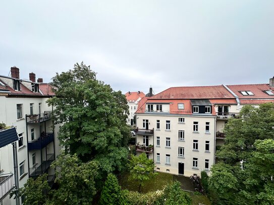 *** leerstehende 3 Zimmerwohnung im Dachgeschoss, Parkett und Aufzug! ***