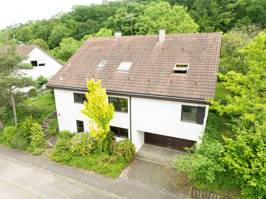 großes Ein- / Zwei-Familienhaus mit schönem Grundstück | Premium-Lage mit Aussicht (Waldrandlage)