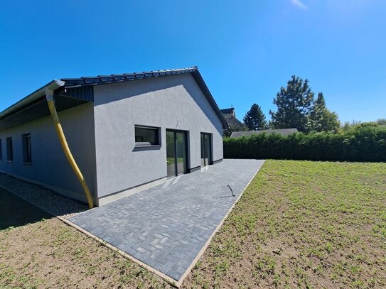 Zwischen den schönsten Seen der Mecklenburgischen Seenplatte: moderner Bungalow in attraktiver Lage - Erstbezug!