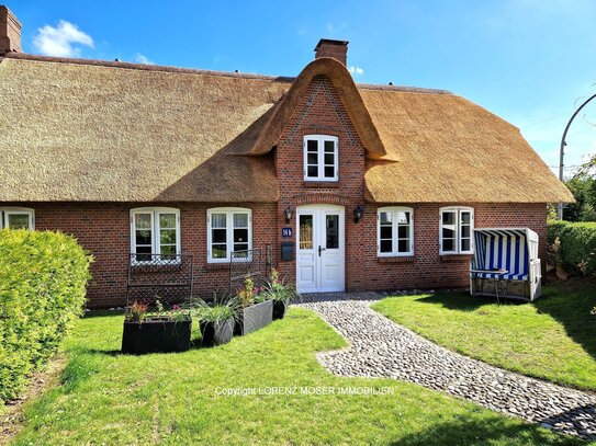 Wohnen vor Sylt - Reetdachkate-Reihenhaus-Wohnung: 2 Zimmer, eigener Hauseingang, kleine Rasenfläche, Abstellplatz, Cit…