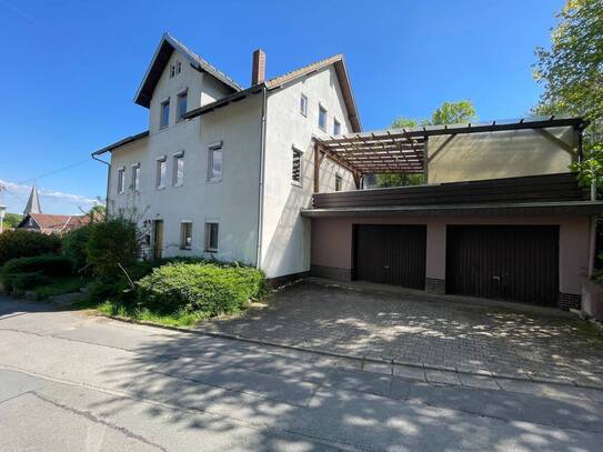 Großes Haus mit Doppelgarage in schöner Lage von Weißenbrunn vorm Wald! Für Renovierer!