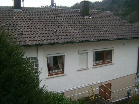 Wohnhaus mit 2 Garagen und Carport in Aistaig!