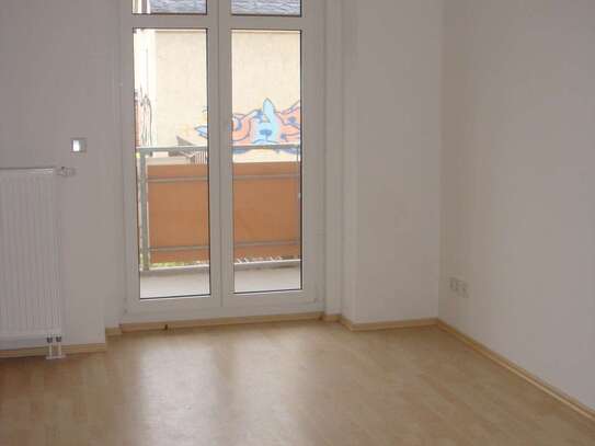 Geräumig+ Laminat + Balkon + Bad mit Wanne u. Fenster