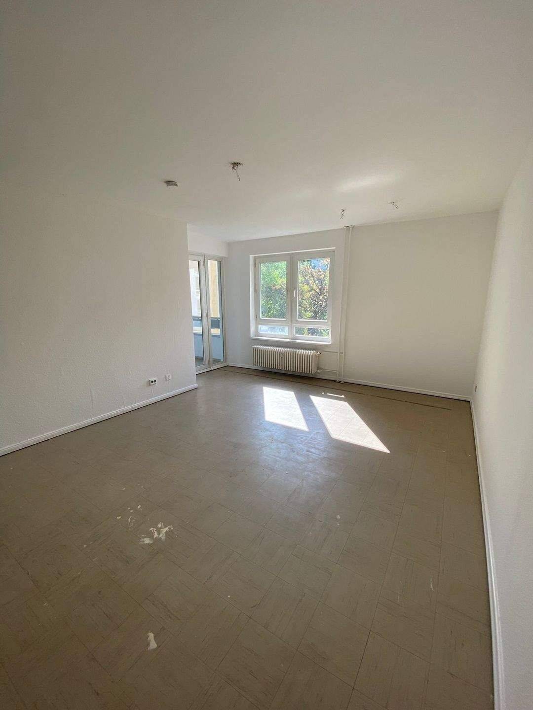WBS m. besonderen Wohnbedarf erforderlich helle 3 Zimmer Wohnung EBK gegen Abstand 800 Euro *Loggia *Wannenbad *Keller - Foto 1