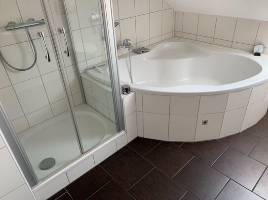 2-Zimmer DG-Wohnung, ca. 45m², Einbauküche, Dusche + Eckbadewanne, 90429 Nürnberg