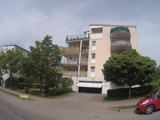 gepflegte 3 Zimmer Wohnung, Balkon, TG-Stellplatz, Aufzug, Einbauküche (Ablöse)