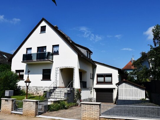 **RESERVIERT** Charmantes 1- bis 2-Familienhaus mit herrlichem Grundstück und einer sehr angenehmen Wohnatmosphäre