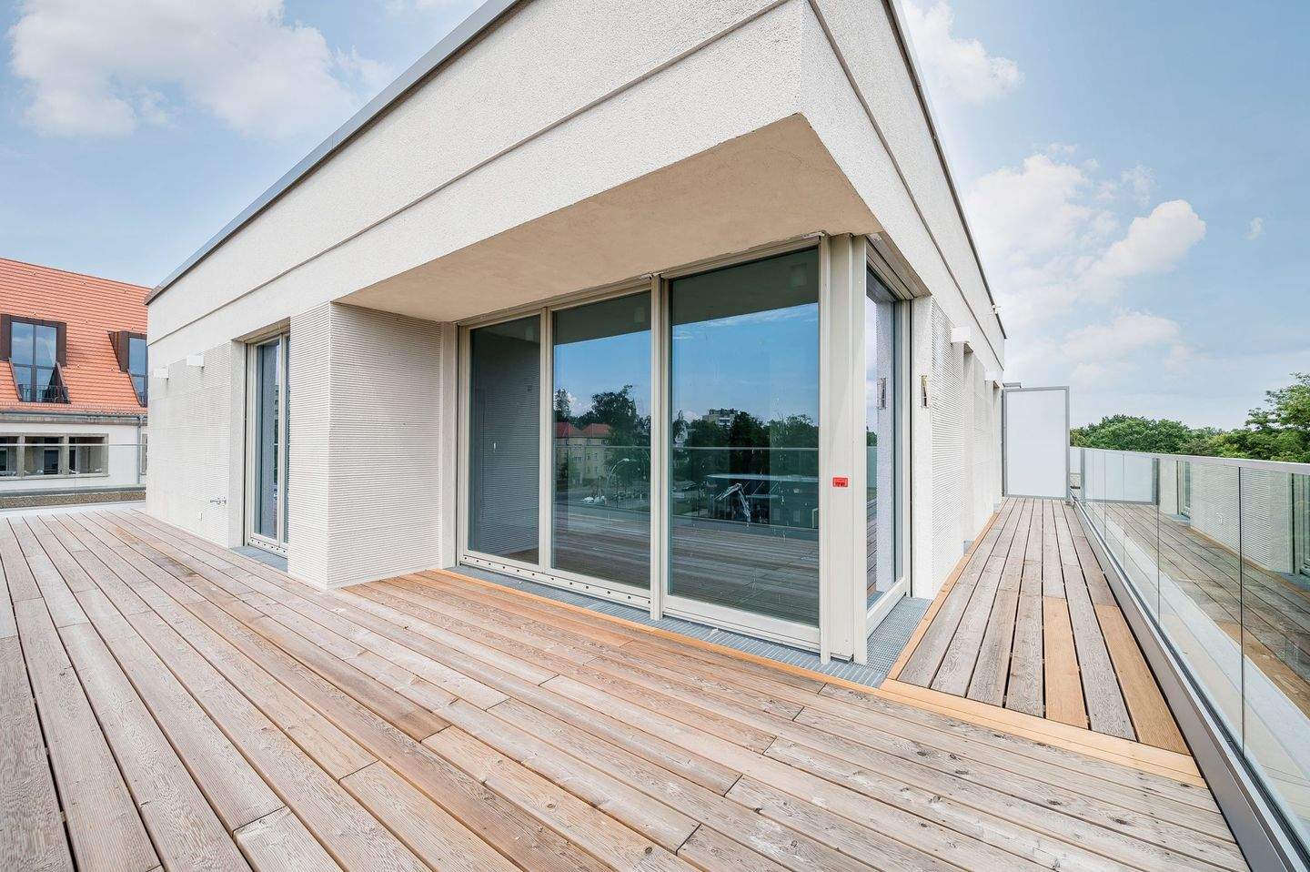 Exklusives Wohnen am Wasser: Luxus-Dachgeschoss mit weitläufiger Terrasse - Photo 1
