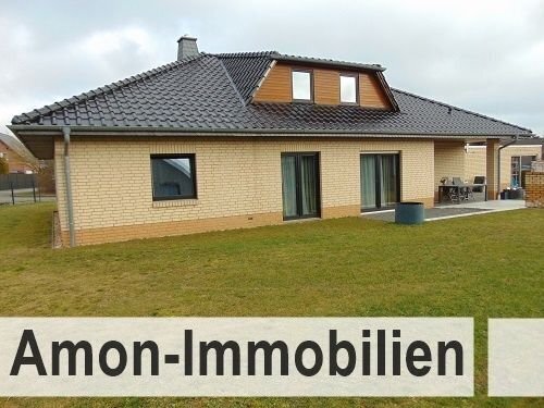 Leben auf einer Ebene! Formschöner Walmdachbungalow mit überdachter Terrasse, Carport und Garage in guter Wohnlage